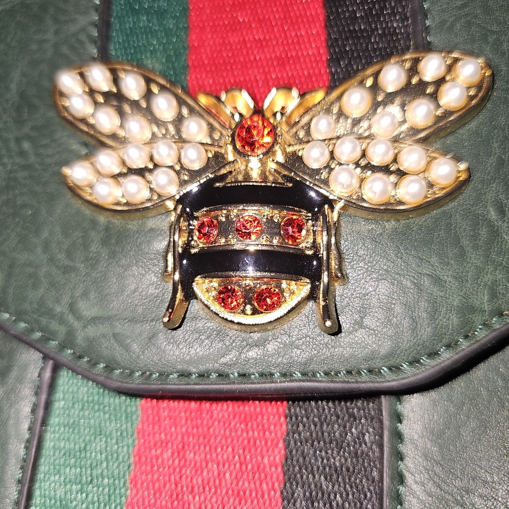 Elegant Green Crossbody Bag with Bee Accent - Picture 3 of 10